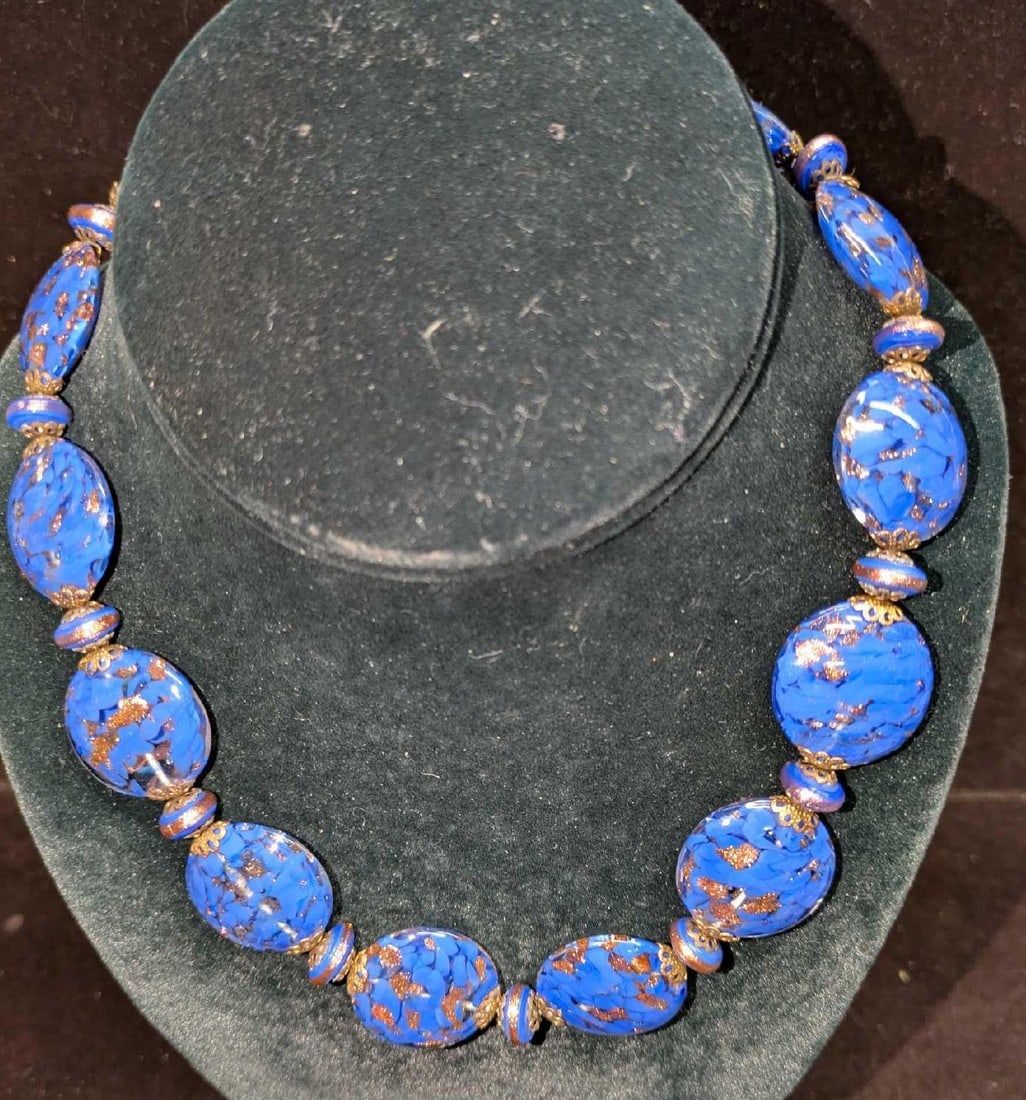Vintage Italian Murano Art Glass Large Blue Bead Necklace J: Vintage Italian Murano Art Glass Large Blue Bead Necklace J. This is approx 17" and it weighs 0.17lb. Has a barrel clasp closure.