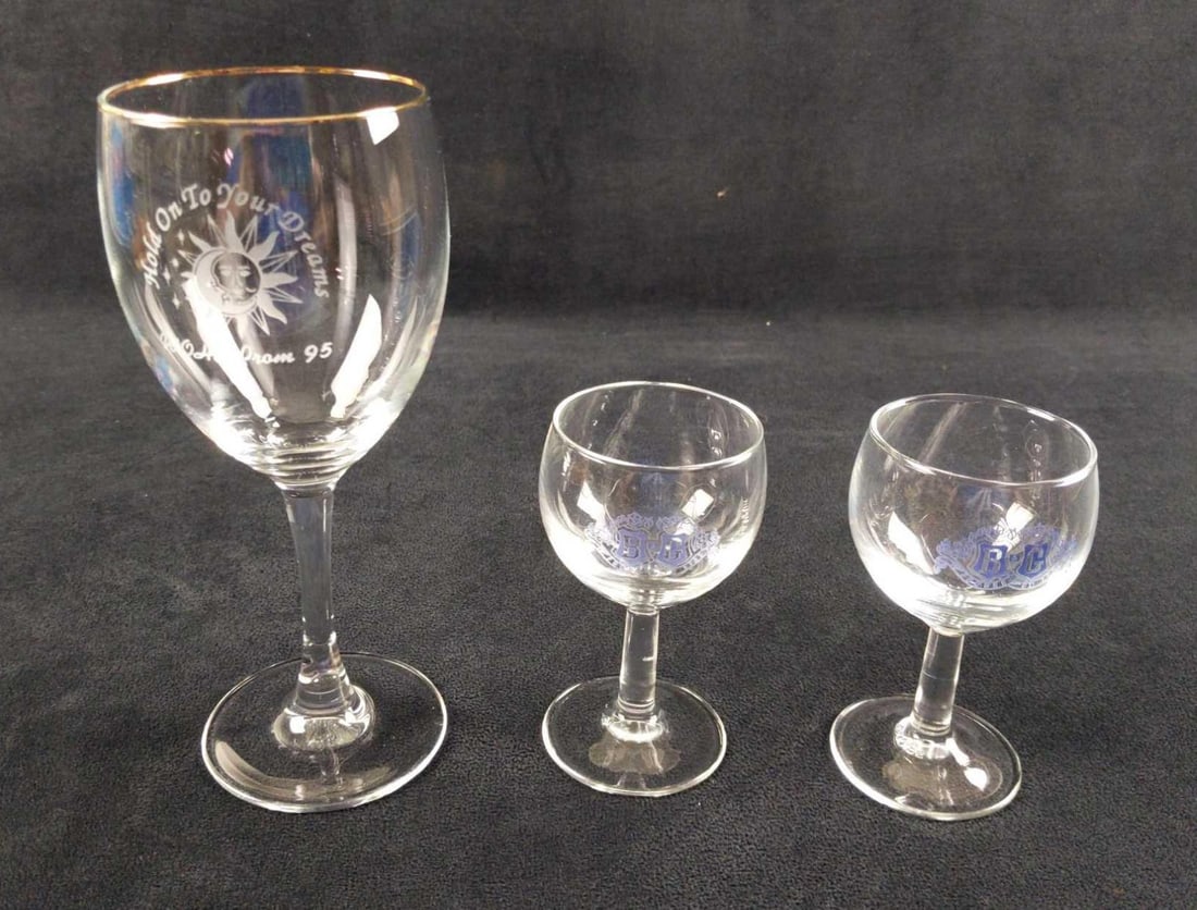 Two Cordial Apertif Wine Glasses And 1 Stem Glass (1 of 7)