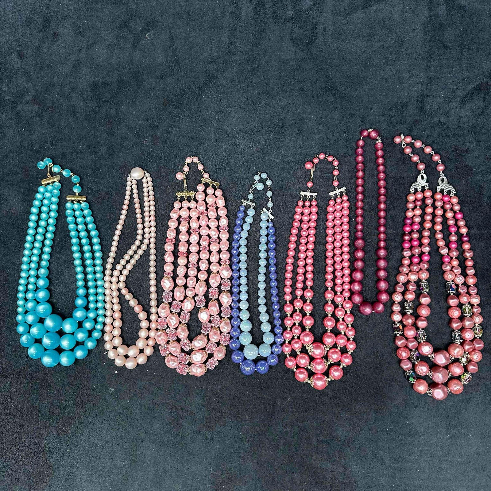 Costume Jewelry Necklace Set Various Plastic Beaded Accent Necklaces I85: Seven necklaces included in this set, with some made of plastic beads and faux pearl accents. Multiple colored beaded accents. These items are in good pre-owned, previously displayed condition with li