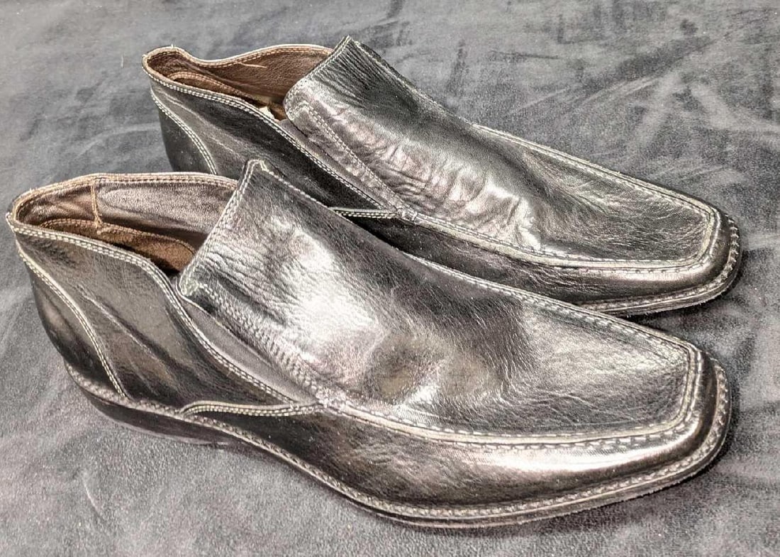 Nero Giardini Men's Size 10 True Leather Loafers: Nero Giardini Men's Size 10 True Leather Loafers. Each is approx 4 1/4" x 12 3/4" x 4 1/2" and the total weight is 2.09lbs. The shoes have signs of shelf wear and sticker residue on the bottoms. Does