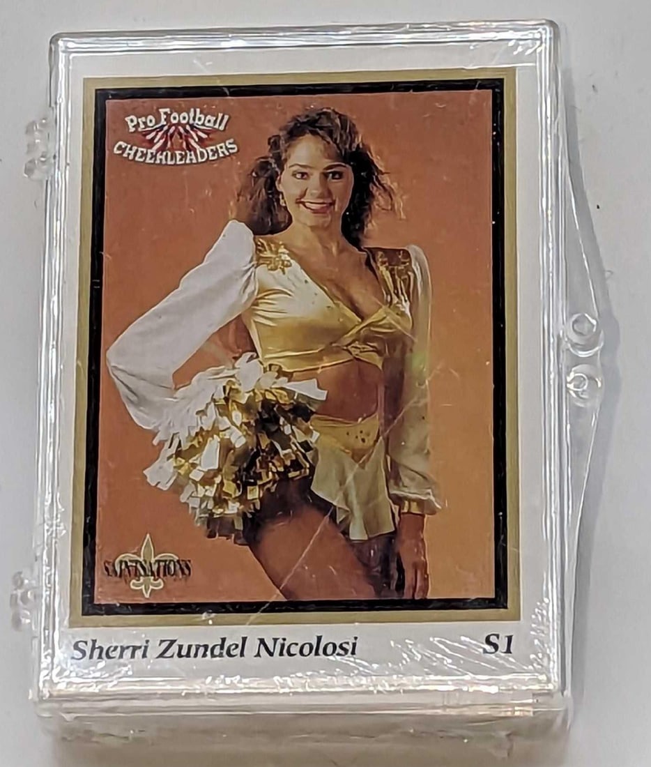Sideliners Pro Football Cheerleaders Minnesota Vikings B: Sealed Sideliners Pro Football Cheerleaders Minnesota Vikings B. Is in a sealed plastic case that is approx 3 3/4" x 2 1/2" x 1/4 and it weighs 0.21lb. The plastic wrapper has some light wear.
