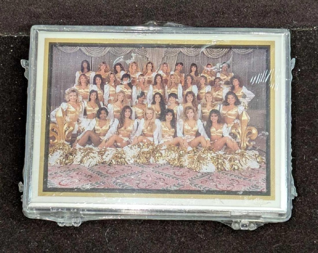 Sealed Sideliners Pro Football Cheerleaders Minnesota Vikings A1: Sealed Sideliners Pro Football Cheerleaders Minnesota Vikings C. Is in a sealed plastic case that is approx 3 3/4" x 2 1/2" x 1/4 and it weighs 0.21lb. The plastic wrapper has some light wear.