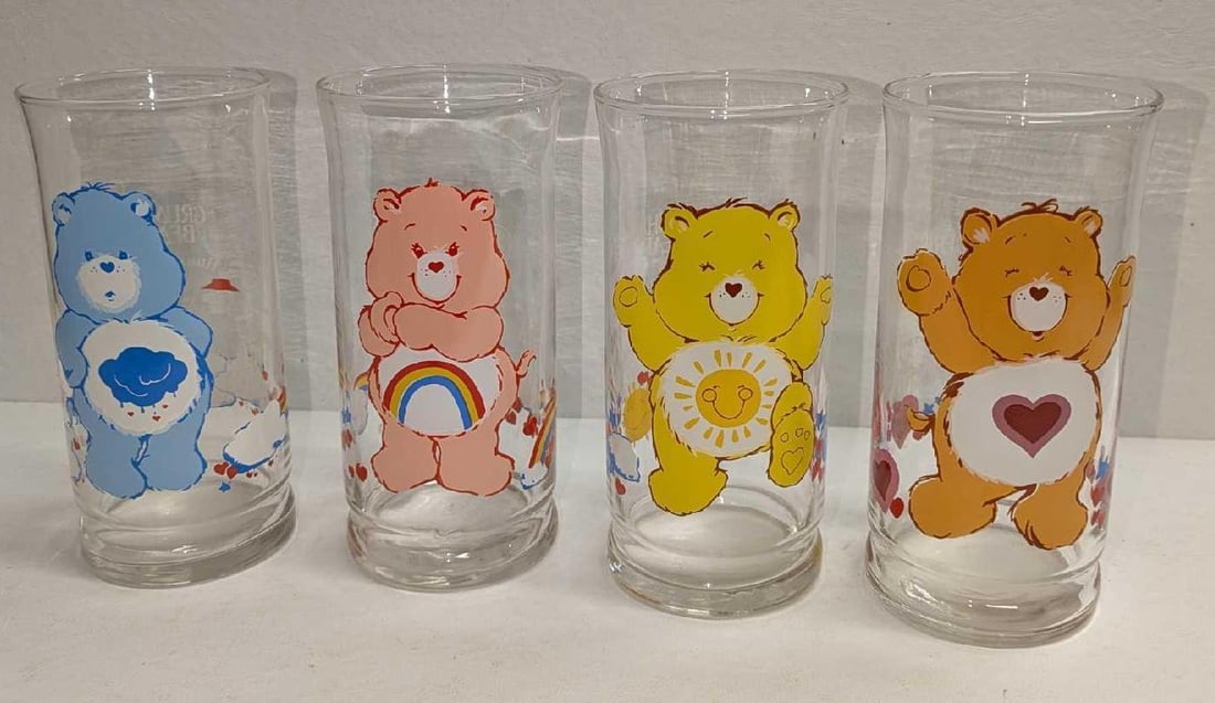 4 Vintage Care Bears Pizza Hut Collector Glasses: 4 Vintage Care Bears Pizza Hut Collector Glasses. Each glasses is approx 3" x 3" x 6" and the total weight is 2.17lbs. The glasses have no chips or cracks. 