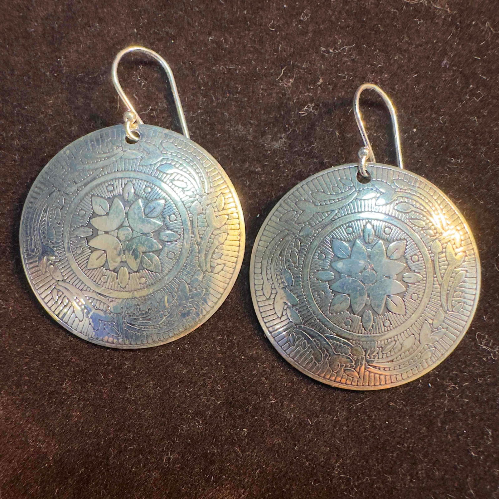 Sterling Silver 925 Thailand Round Dome Floral Shield Style Earrings: This item is in good pre-owned, previously used/displayed condition with noticeable light wear, and surface scratches. Please reference all photos for full details. This piece of jewelry has been test