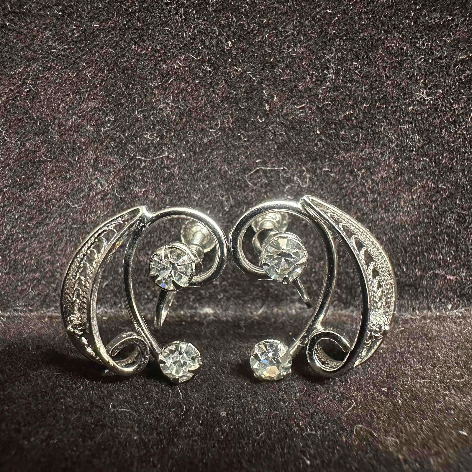 CZ Cubic Zirconia Sterling Silver Curve Lace Scroll Design Screw Back Earrings: This item is in good pre-owned, previously used/displayed condition with noticeable light wear, and surface scratches. Please reference all photos for full details. This piece of jewelry has been