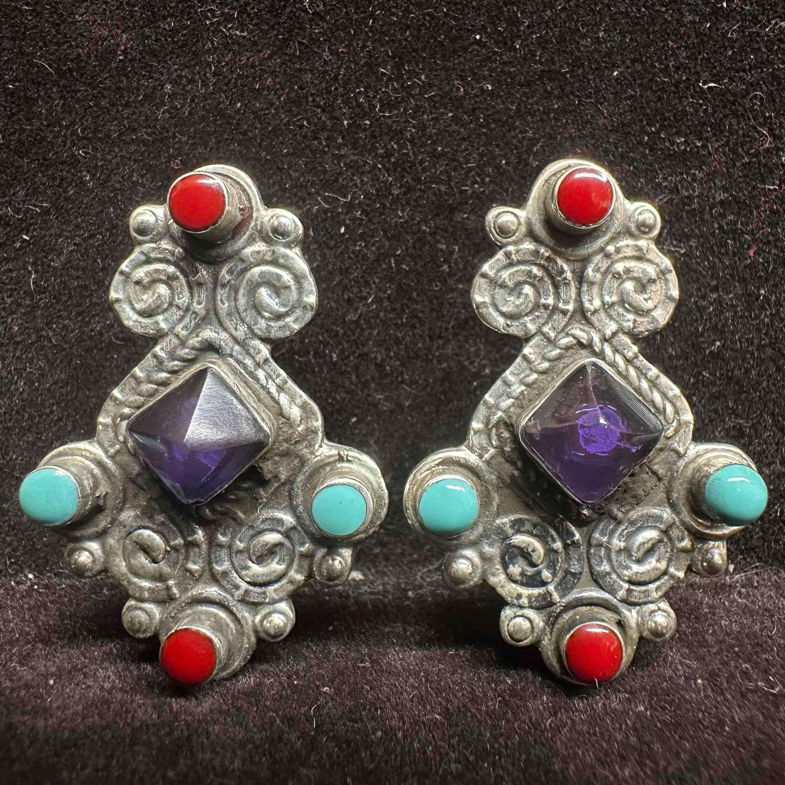 Esperanza Amethyst Red Coral Turquoise Sterling Silver Earrings G61: This item is in good pre-owned, previously used/displayed condition with noticeable light wear, and surface scratches. Please reference all photos for full details. This piece of jewelry has been
