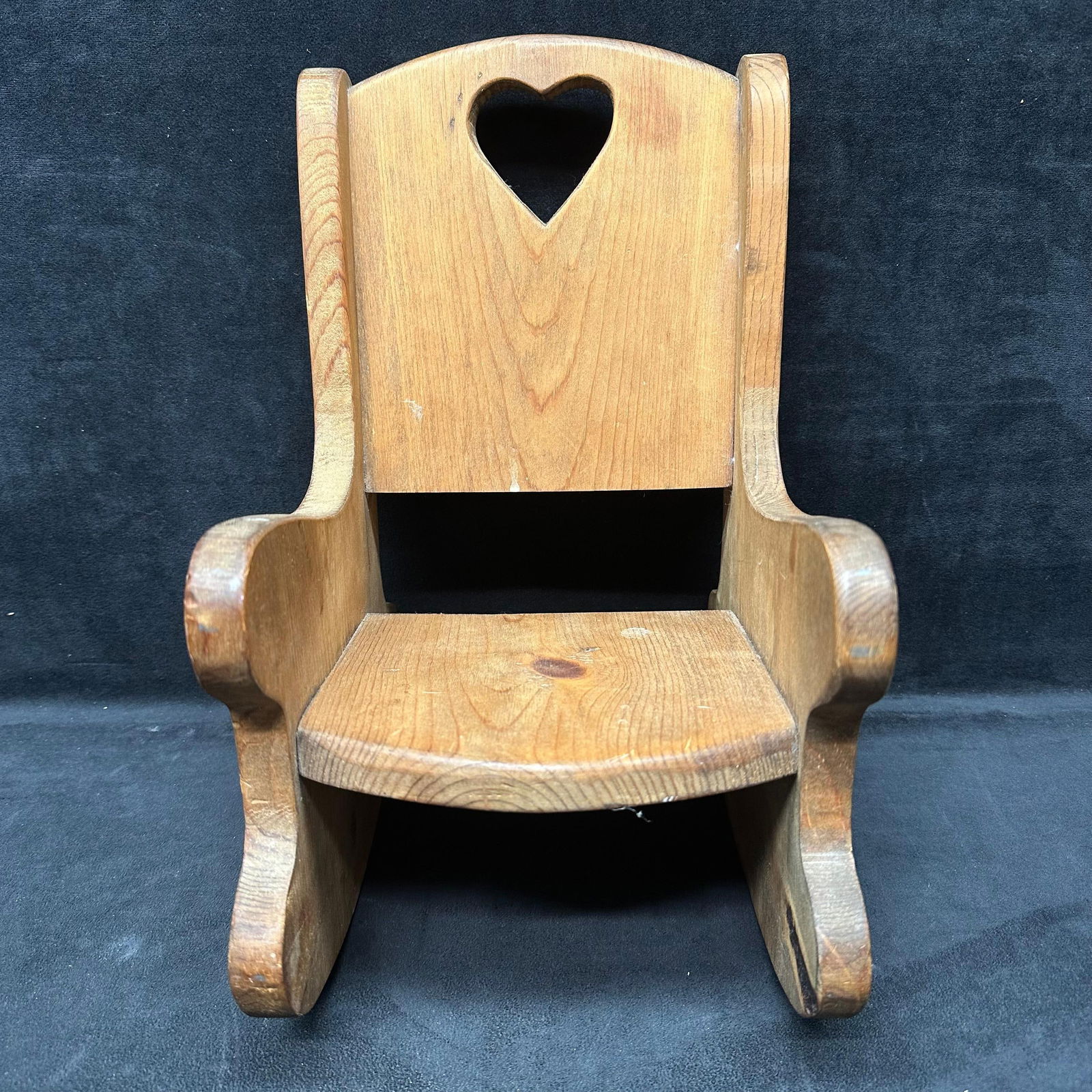 Handcrafted Wooden Doll Rocking Chair with Heart Cutout Back: Vintage-style wooden doll rocking chair, featuring a heart cutout on the backrest and a simple, handcrafted design. Made from solid wood with a natural finish, this piece displays light wear consisten