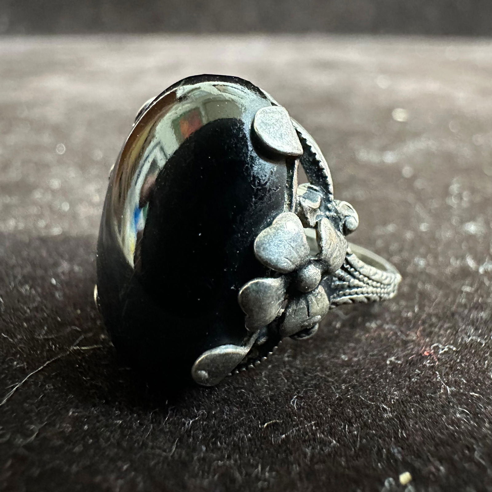 Flower Floral Motif Bezel Silver Ring Black Onyx: This item is in good pre-owned, previously used/displayed condition with noticeable light wear and surface scratches. Please reference all photos for full details. This piece of jewelry has been teste