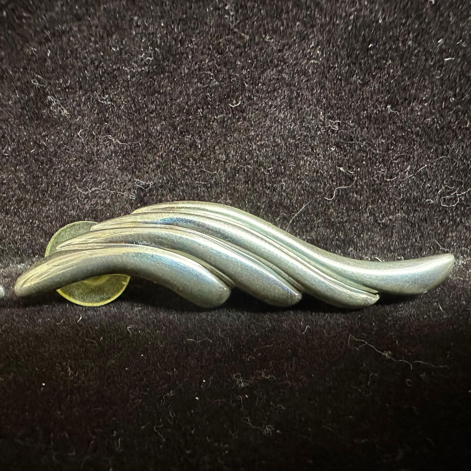 Angel Wing Style Pair of Sterling Silver Dimensional Ribbed Earrings M92: This item is in good pre-owned, previously used/displayed condition with noticeable light wear and surface scratches. Please reference all photos for full details. This piece of jewelry has been teste