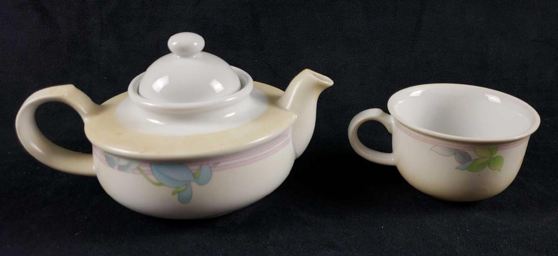Toscany Collection Teapot and Teacup (1 of 5)