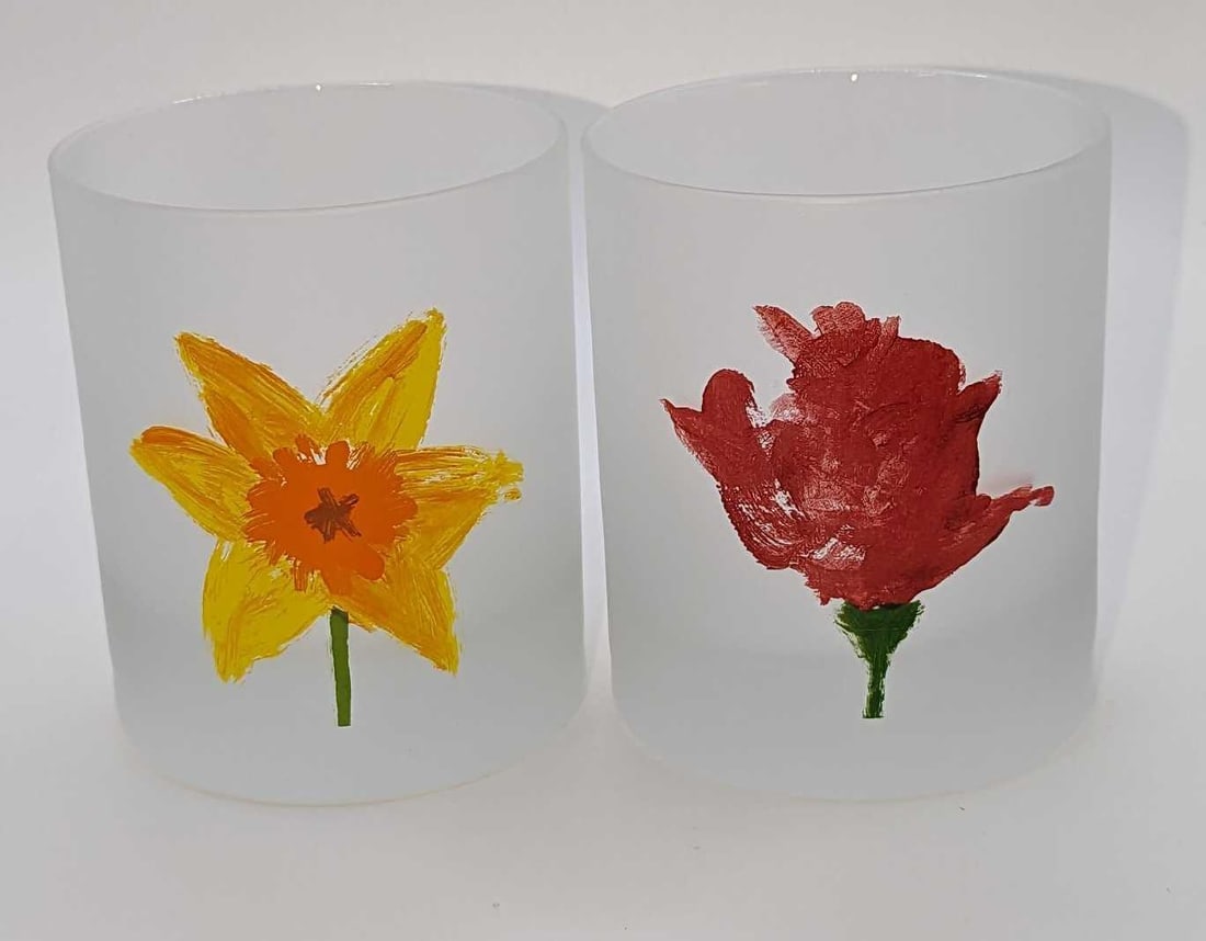 2 Dartington Double Old Fashioned Frosted Flower Glasses B: 2 Dartington Double Old Fashioned Frosted Flower Glasses B. This lot includes two Dartington Double Old Fashioned Frosted Glasses. Each is approx 3" x 3" x 3 5/8". The glasses have no chips or cracks.