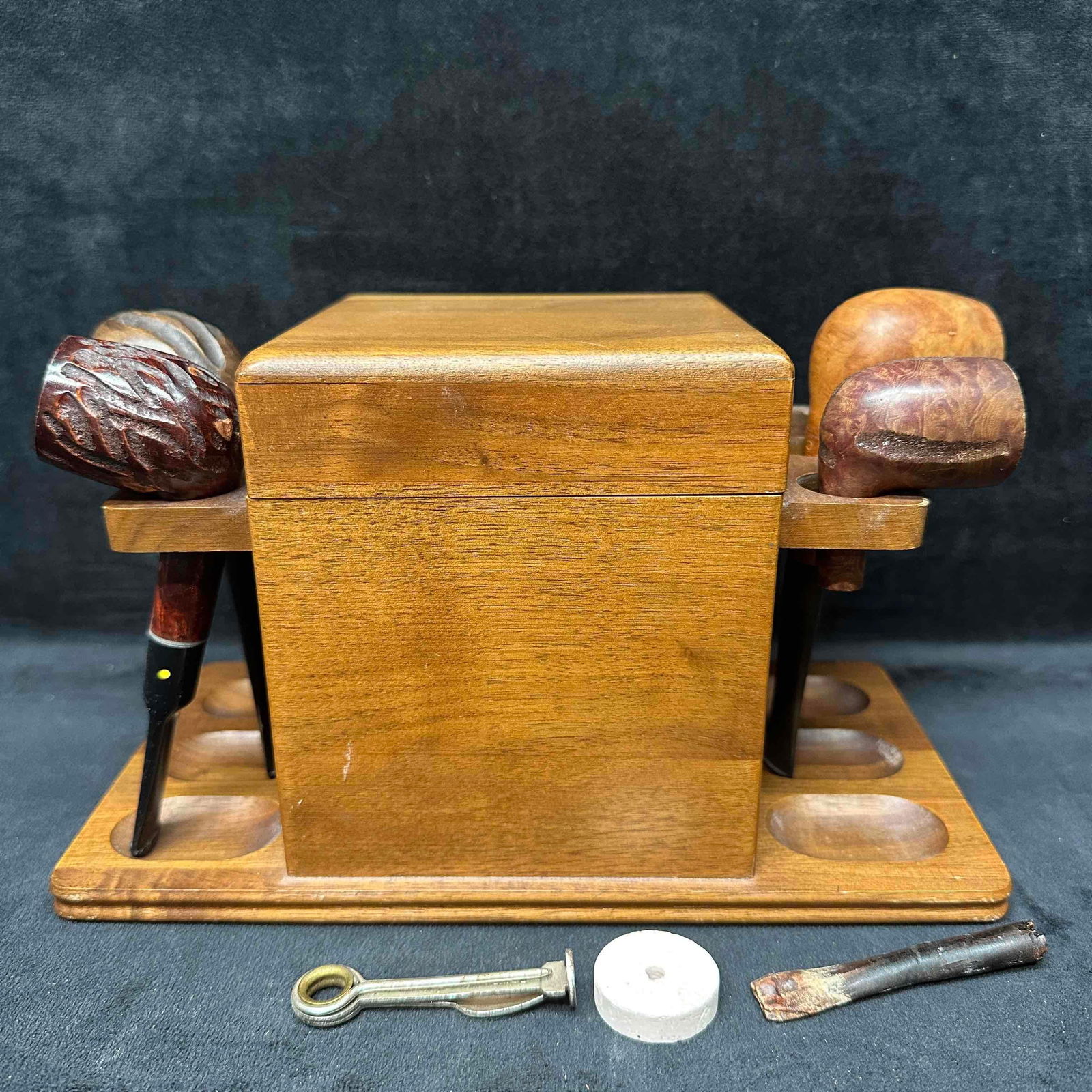 Decatur Industries Wooden Pipe Stand Holder Box with Four Wood Collectible Briar Pipes: This collection includes wooden one pipe holder, four wooden pipes, and one Every Man metal pipe tool. One wooden pipe is broken. These items are in good pre-owned, previously displayed condition with