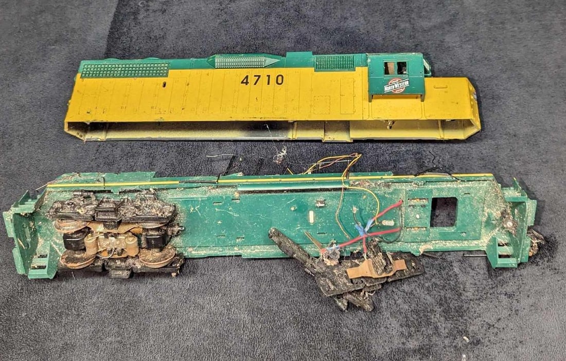 Weaver GP 38-2 Diese Locomotive Parts: Weaver GP 38-2 Diese Locomotive Parts. This locomotive apparently went off the tracks and can be either used for parts or can be put back together with skilled hands. It comes in its original box that