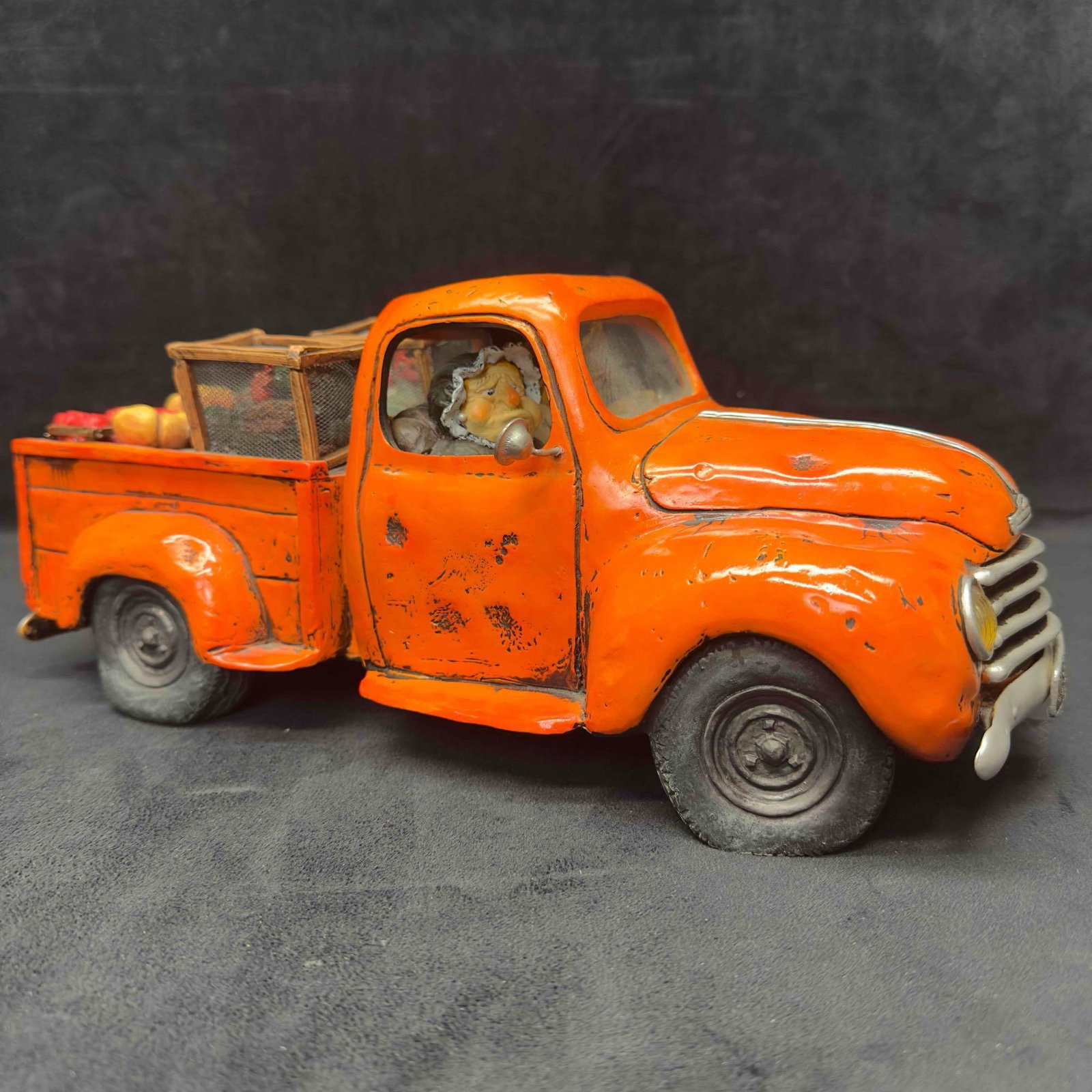 Guillermo Forchino The Farmer's Pick-Up Sculpture Figurine Statue Art Resin Figure R119: Guillermo Forchino The Farmer's Pick-Up Sculpture Figurine Statue Art Resin Figure R119. This is a sculpture titled the comic art of Guillermo Forchino The Farmer's Pick-Up. The pick-up car ha