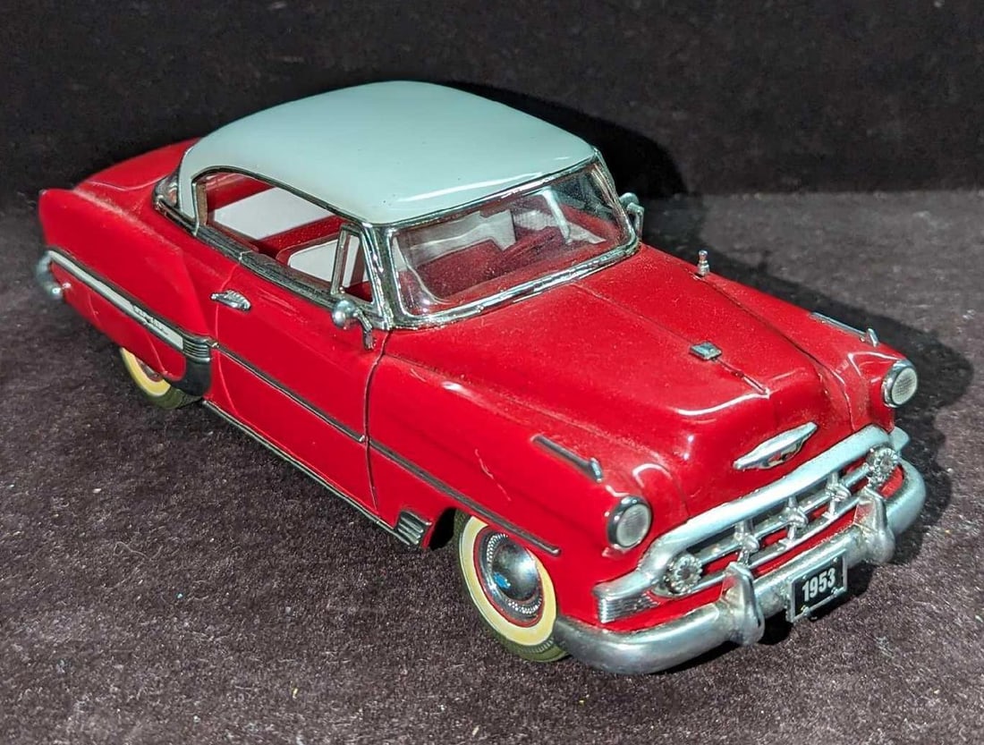 Jada 1953 Chevrolet Bel Air Die Cast Car: Jada 1953 Chevrolet Bel Air Die Cast Car. This is approx 8 3/4" x 3 1/2" x 2 3/4" and it weighs 1.01lb. The die-cast car is missing its hood ornament. Please see the images as they are part of the des