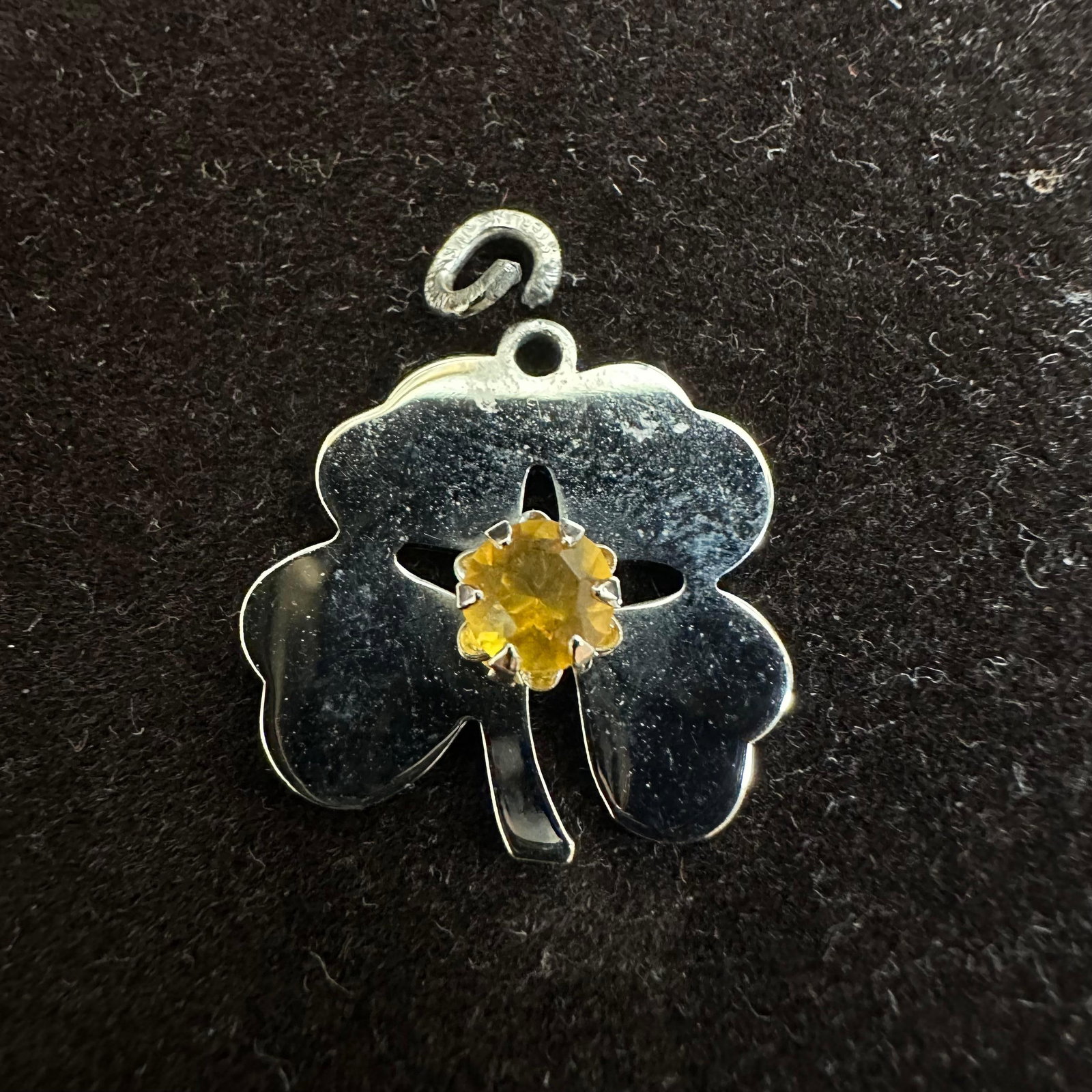 Four Leaf Clover Birth Stone Wells Sterling Charm Q68: This item is in good pre-owned, previously used/displayed condition with noticeable light wear and surface scratches. Please reference all photos for full details. This piece of jewelry has been teste