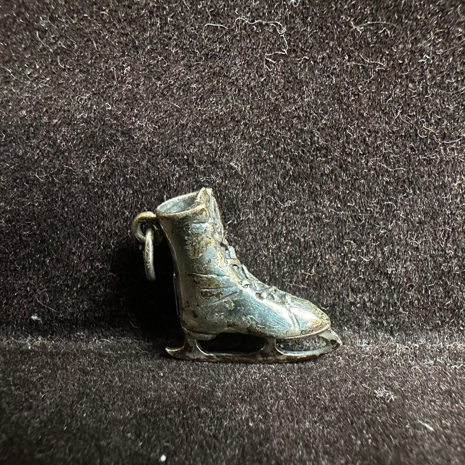 Ice Skate Sterling Charm Q67: This item is in good pre-owned, previously used/displayed condition with noticeable light wear and surface scratches. Please reference all photos for full details. This piece of jewelry has been teste