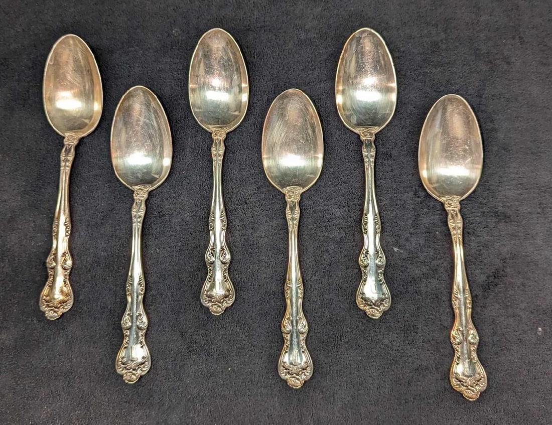 6 Vintage Holmes & Edwards Venice Serving Spoons: 6 Vintage Holmes & Edwards Venice Serving Spoons. Each silver plated spoon is approx 1 3/4" x 1/2" x 8" and the total weight is 0.80lb. The spoons have light surface tarnish and scratches. Please see
