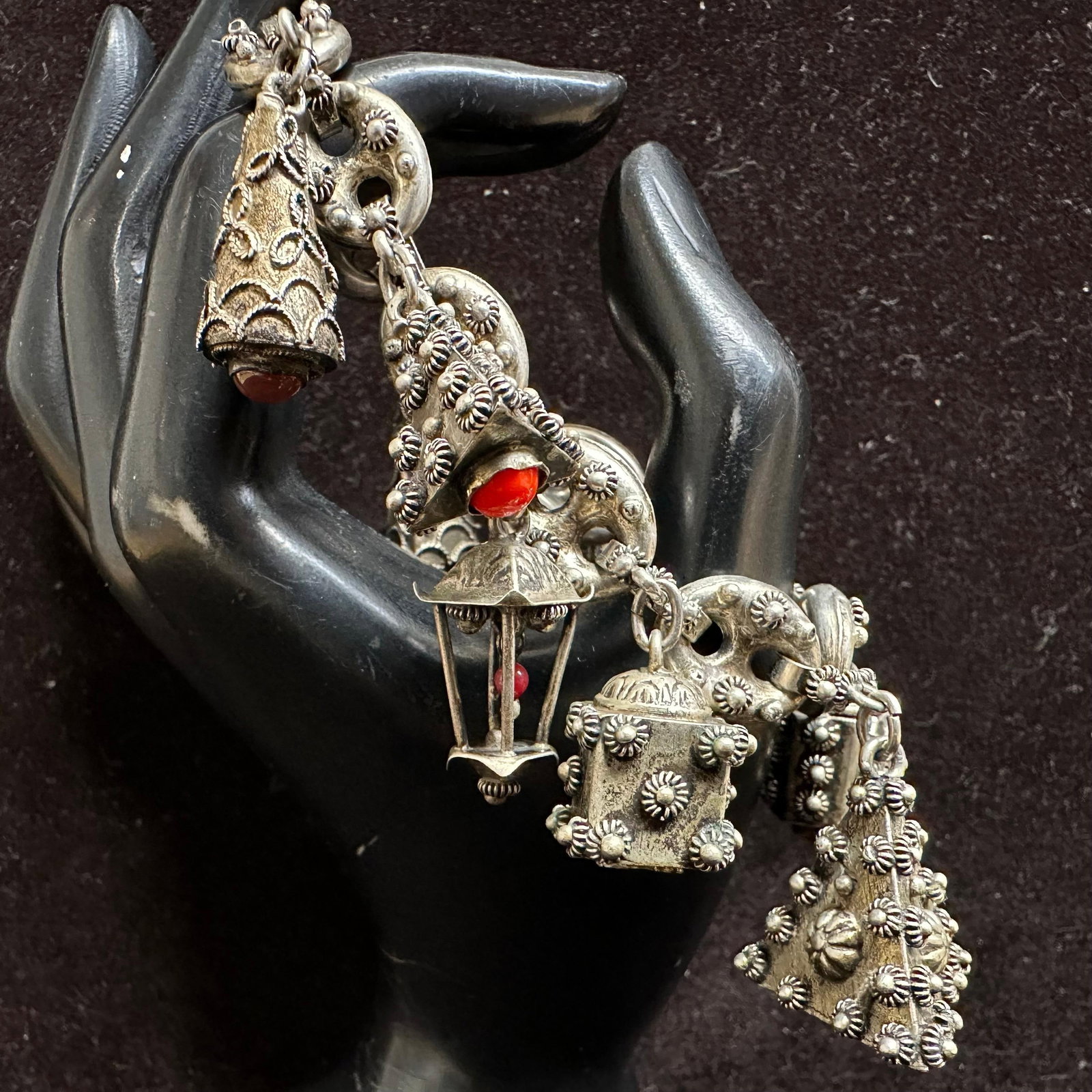 Faux Stone Dangle Charm Puff Mariner Chain Link Bracelet M95: This item is in good pre-owned, previously used/displayed condition with noticeable light wear and surface scratches. Please reference all photos for full details. This piece of jewelry has been teste