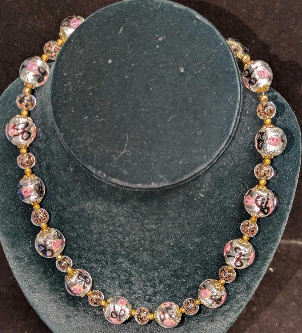 Vintage Italian Murano Gray And Pink Art Glass Bead Necklace VVV.: Vintage Italian Murano Gray And Pink Art Glass Bead Necklace VVV. Glass beads with hand painted designs. Is approx 16" and it weighs 0.08lb.