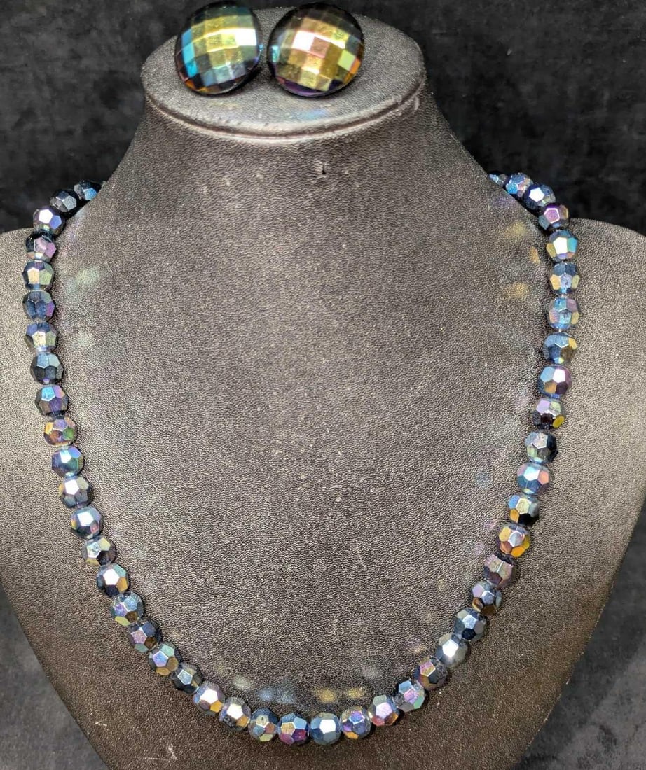 Vintage Crystal Glass Faceted Beaded Necklace And Earrings BBBB: Vintage Crystal Glass Faceted Beaded Necklace And Earrings BBBB. The necklace is approx 24" and the earrings are approx 1" x 5/8' x 1". The total weight is 0.18lb. 