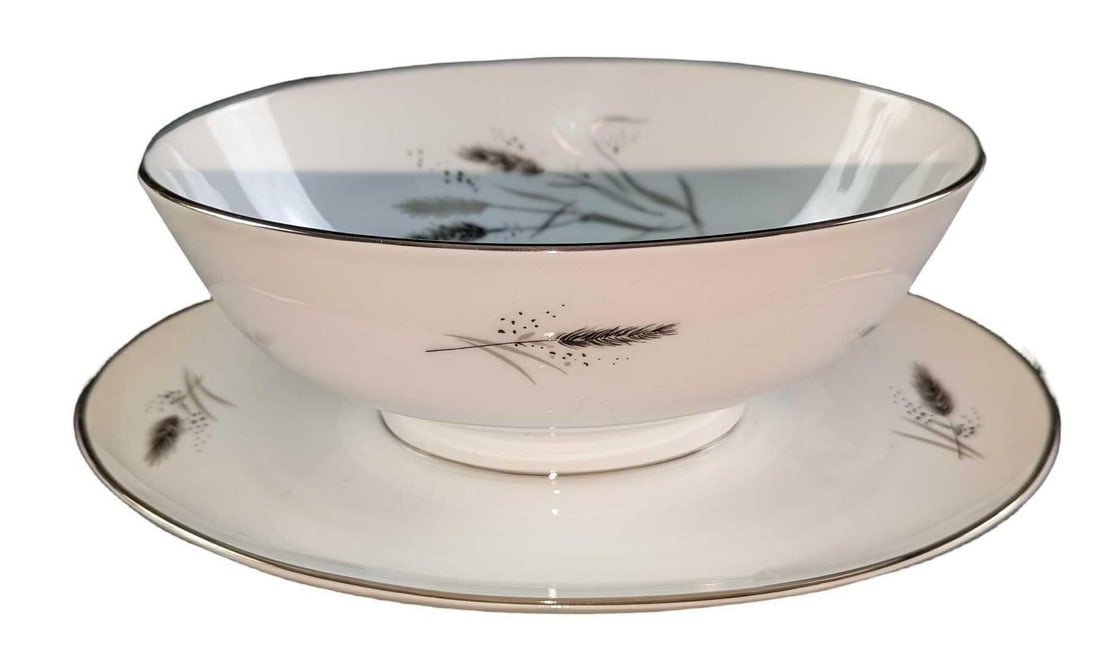 Easterling Fine China Gravy Boat W Attached Underplate: Ceres By Easterling Fine China Gravy Boat with Attached Underplate. The gravy boat is approx 9" x 7" x 3" and it weighs 1.33lb. The gravy boat is in a good, unused condition with no chips or cracks.