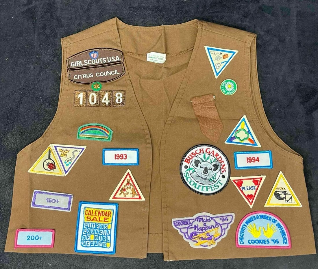 Vintage Girl Scouts Of America Vest & Badges Size Medium (10-12): This lot contains a Vintage Girl Scouts Of America Vest & Badges Size Medium (10-12). The vest and badges fit in a small 11" x 10 1/2" plastic bag. Total weight is approx 4oz. Overall the Gi