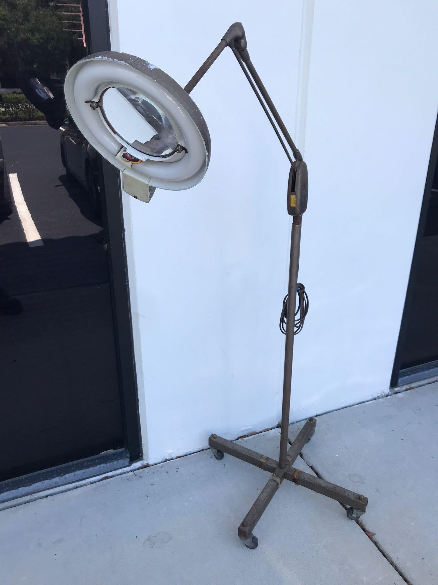 Vintage Portable Magnifying UL G Lamp: Underwriters Laboratories Vintage Portable Magnifying G Lamp. Issue 97395. Lamp is approx 17"x17"x 62". The lamp is in good, vintage condition with some rust and missing paint. Was tested. It did not