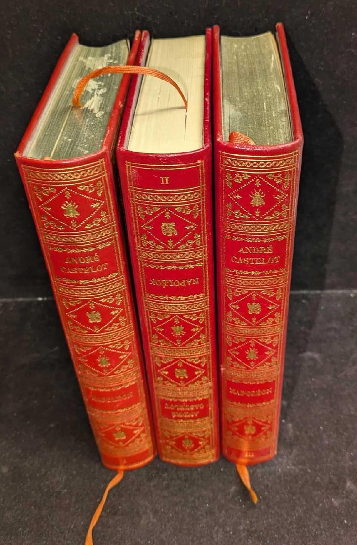 Volumes 1-3 Histoire de Napoleon Bonaparte By Andre Castelot: Volumes 1-3 Histoire de Napoleon Bonaparte By Andre Castelot. This was published by Jules Tallandier (Paris) in 1969. This is approx 6" x 1 1/2" x 8 1/4" and the total weight is 4.51lbs. There is some