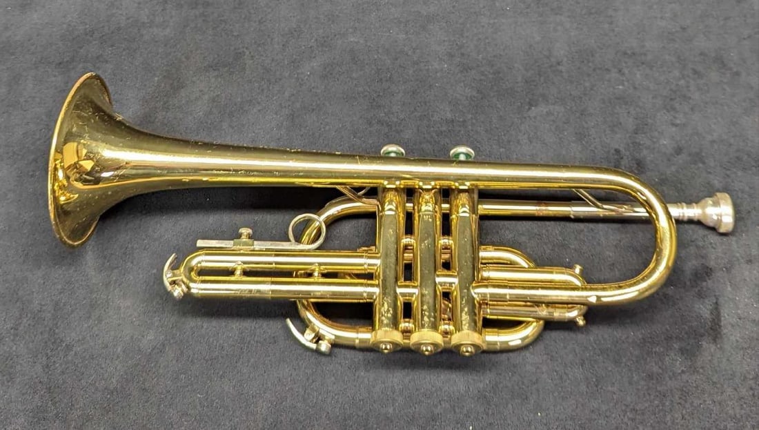 Vincent Bach Selmer Bundy Cornet W Case & Mouthpiece: Vincent Bach Selmer Bundy Cornet W Case & Mouthpiece. Comes with Vincent Bach 7C mouthpiece and case. This lot includes: (1) Vincent Bach 7C Mouthpiece. This is approx 3/4" x 3/4" x2 3/4&