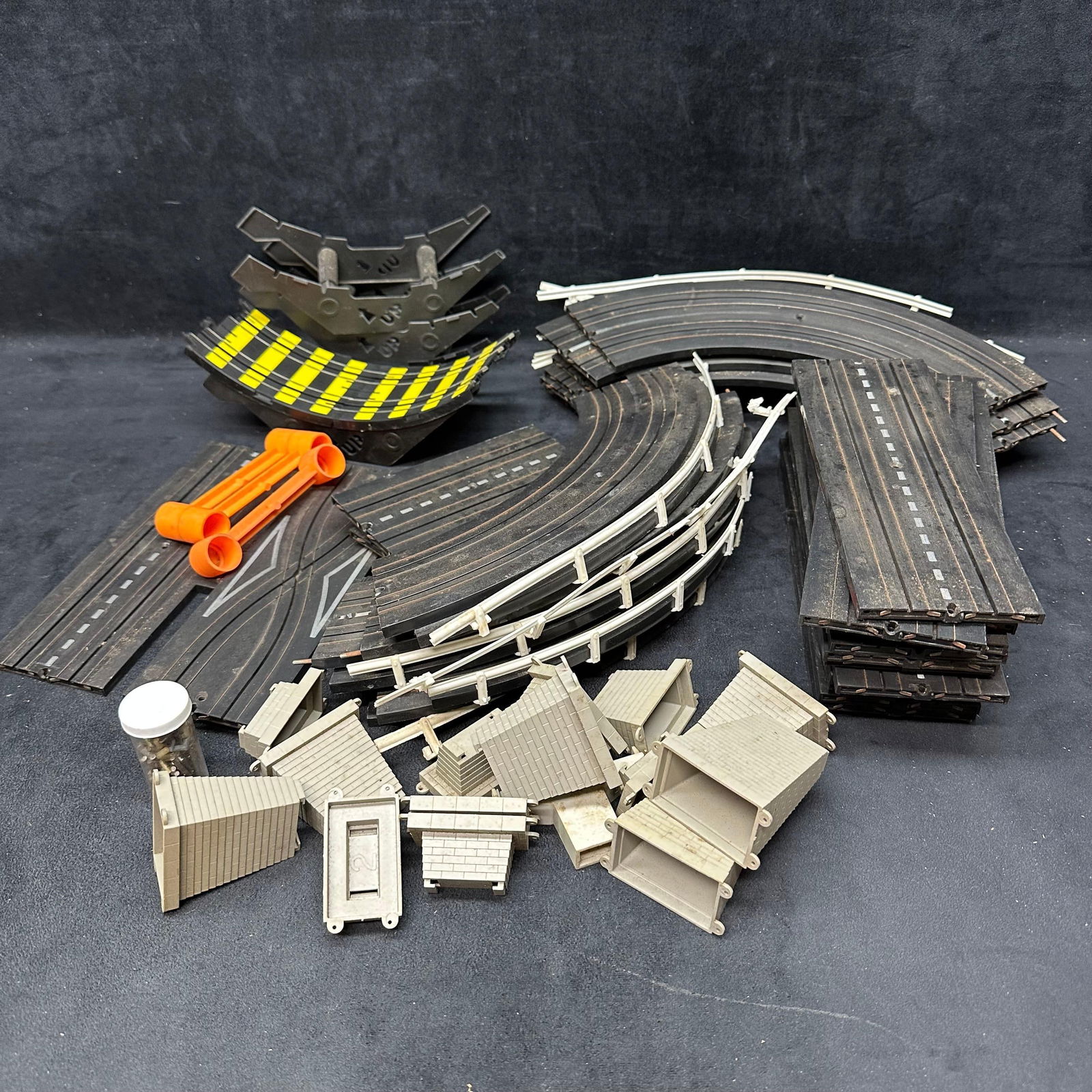 Model Motoring Aurora HO Scale Slot Car Set Track Pieces (1 of 11)
