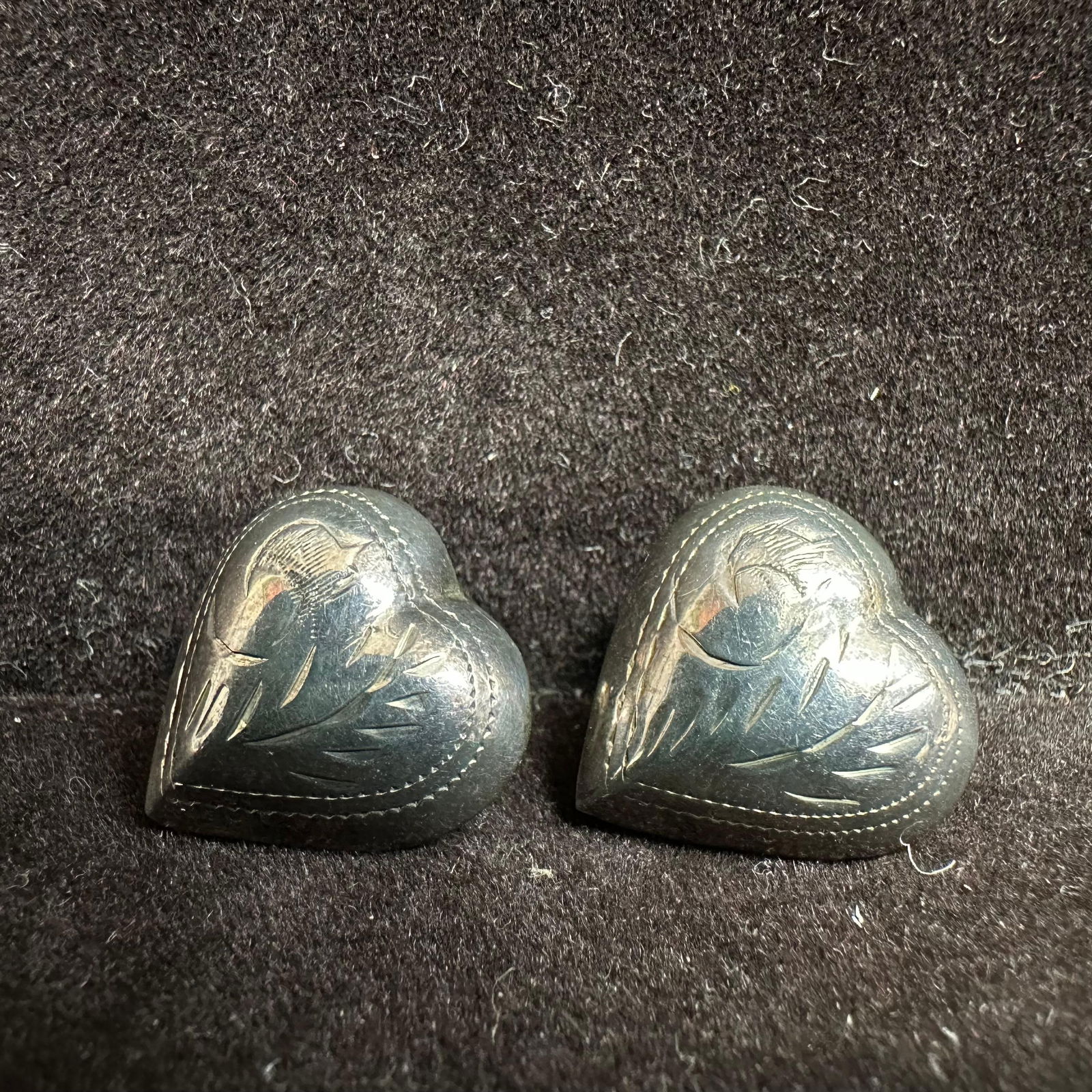 Thai SU 925 Sterling Silver Heart Shaped Etched Motif Earrings L61: This item is in good pre-owned, previously used/displayed condition with noticeable light wear and surface scratches. Please reference all photos for full details. This piece of jewelry has been teste