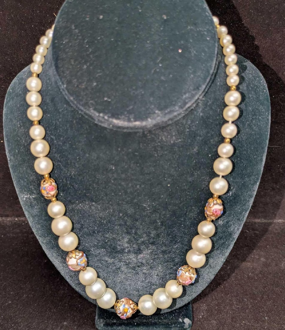 Vintage Italian Murano Art Glass Bead And Faux Pearls Necklace AAAAAA: Vintage Italian Murano Art Glass Bead And Faux Pearls Necklace AAAAAA. This is approx 21" and it weighs 0.08lb.