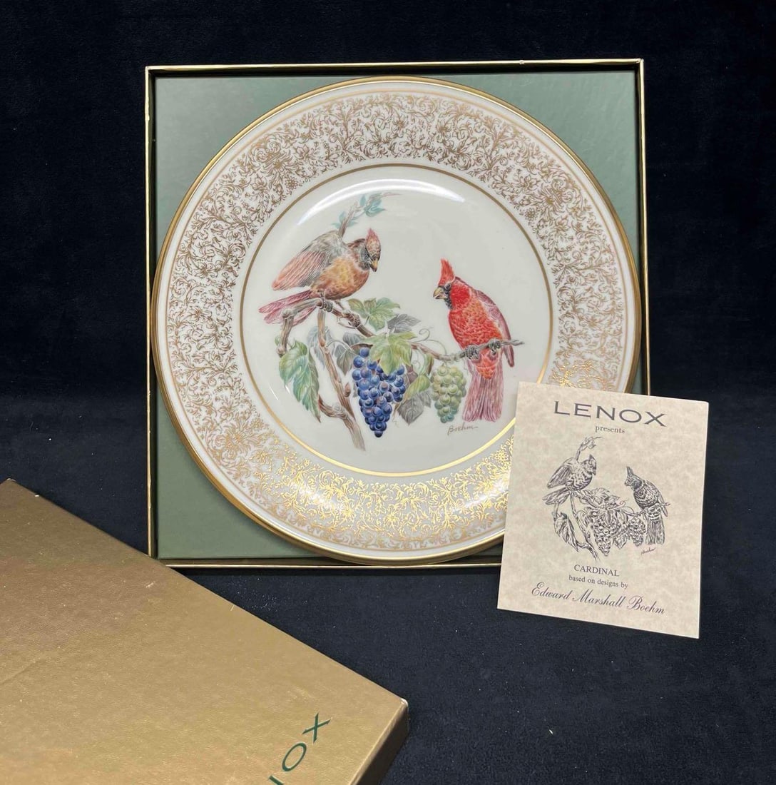 Lenox Cardinal Annual Limited Edition Plate Oh Boehm Birds 1976 In Original Box: This lot contains a Lenox Cardinal Annual Limited Edition Plate Oh Boehm Birds 1976 In Original Box. Designed by Edward Marshall Boehm. No.76. The approx. weight and dimensions are listed below. Pleas