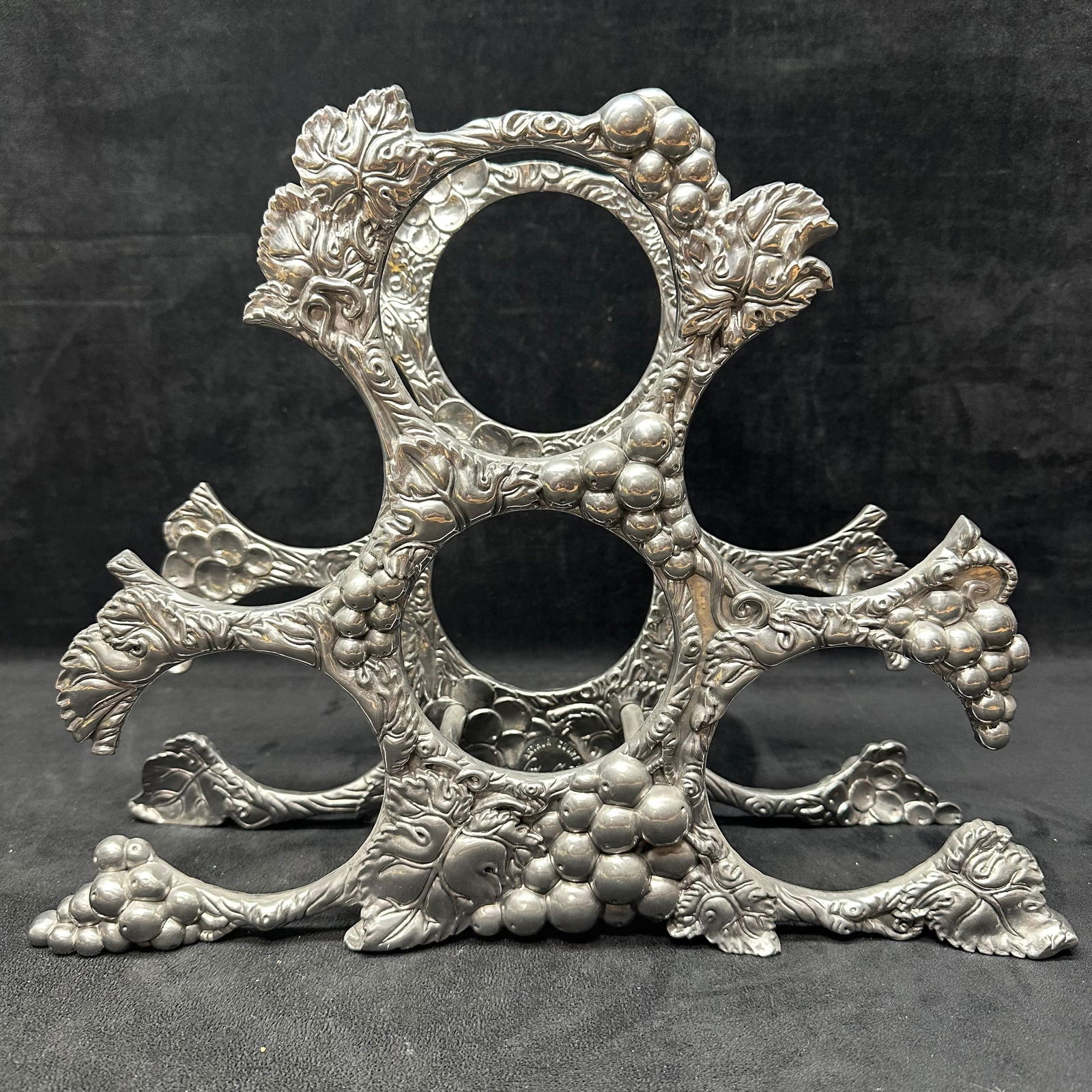 Arthur Court Grape Vine Six Bottle Wine Rack: This is a marked Arthur Court 6-bottle aluminum wine rack with a grape vine and leaf design. This item is in good pre-owned, previously displayed condition with light wear and surface scratches. Pleas