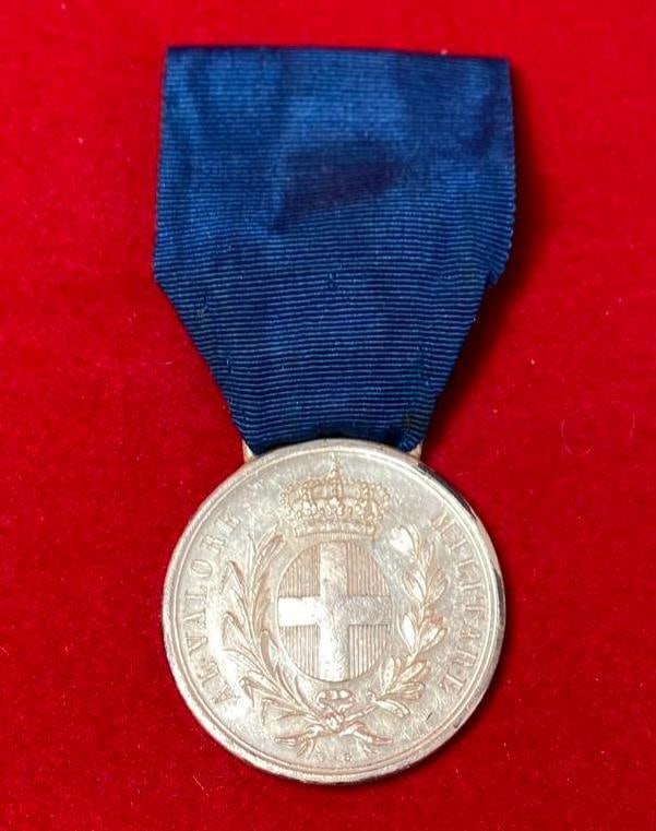 Al Valore Militare Guerre D'Italie 1859 Medal: Al Valore Militare Guerre D'Italie 1859 Medal This fine medal has been tested and researched to the best of our abilities, and is authentic to the best of our knowledge. Please see photos, as th