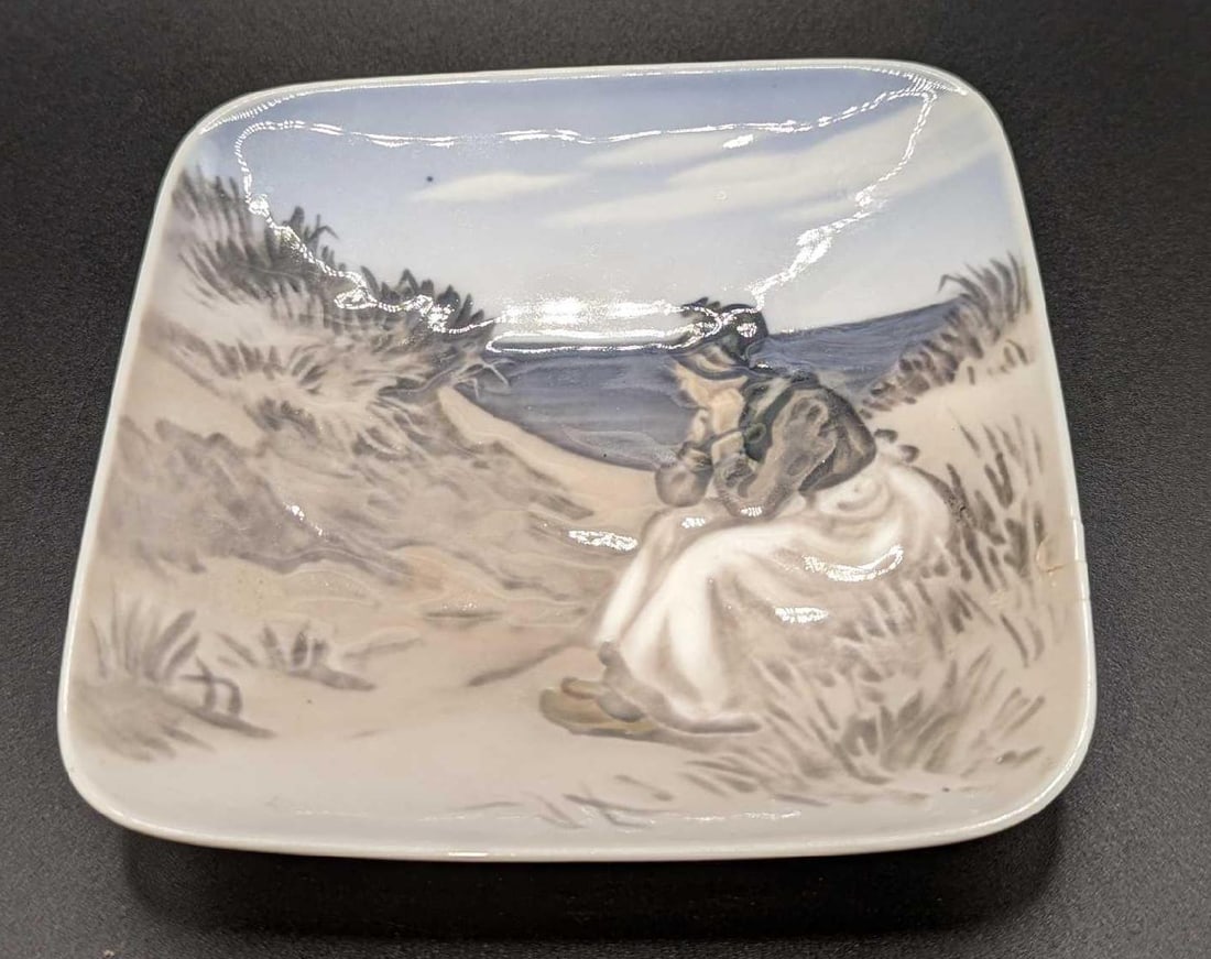 Royal Copenhagen Square Dish "Fano" Woman Sand Dunes: Royal Copenhagen Square Dish "Fano" Woman Sand Dunes. This porcelain square dish or tea bag holder is approximately 4" x 4" x 3/4" and it weighs 0.21lb. The dish has no chips or cracks. Made in Denmar