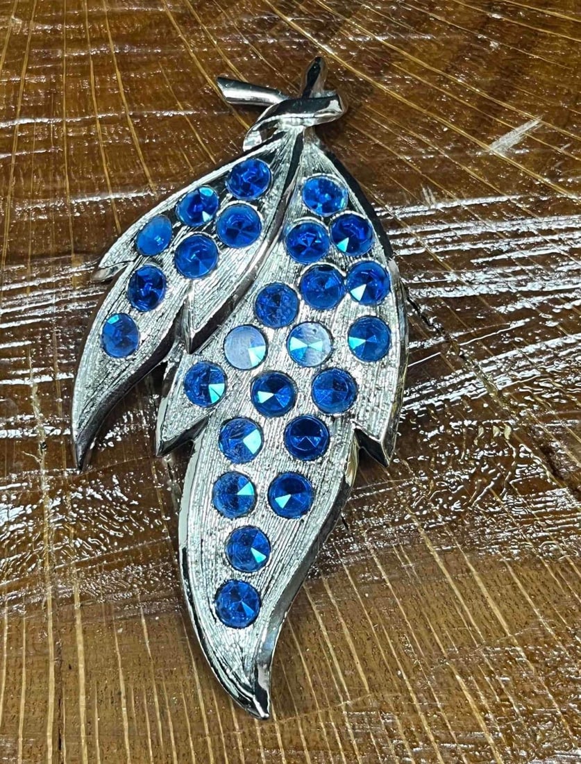 Vintage Weiss Silver Tone Blue Rhinestone Brooch: This lot contains a Vintage Weiss Silver Tone Blue Rhinestone Brooch. The brooch is approx 3" x 1 3/4" x 1/2". Total weight is approx 0.7oz. Overall the vintage Weiss brooch is in excellent used condi