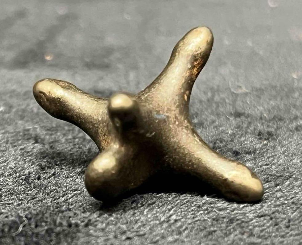 Civil War Horse Caltrop: This lot contains a Civil War Horse Caltrop. It is approx 1 1/4" x 1/2" x 3/4". Total weight is 8grams. . Overall the Civil War Horse Caltrop is in good pre owned condition with wear consistent w