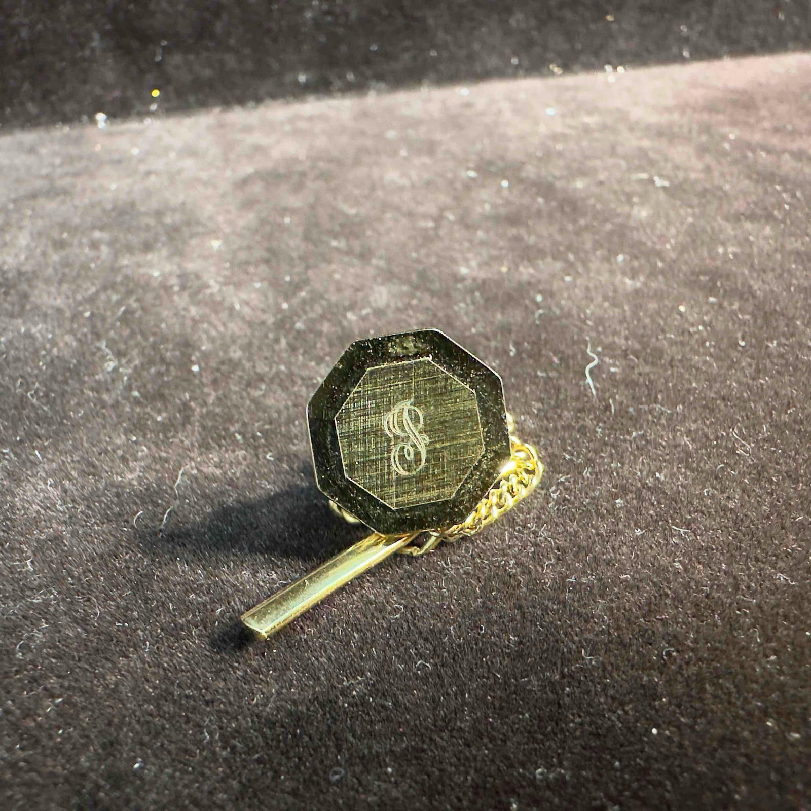 Vintage Initial P Tie Pin Tack Monogram Gold Octagon Tone Chain: Vintage Initial P Tie Pin Tack Monogram Gold Octagon Tone Chain. This tie pin features a initial P monogram in a octagon shape with chain. This item is in good pre-owned, previously displayed conditio