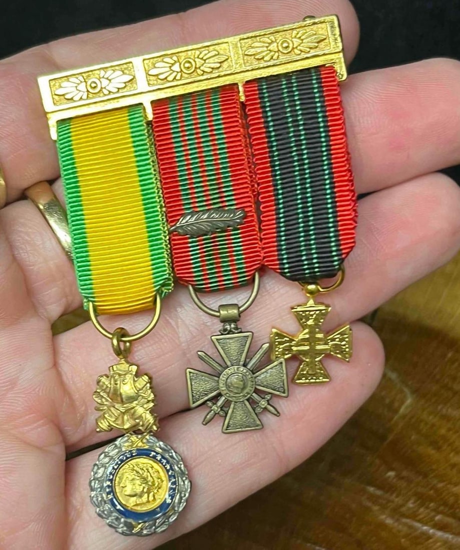 Miniature Set Of French Military Medals World War II: This lot contains a Miniature Set Of French Military Medals World War II. Croix De Guerre WWII Medal. This medal was awarded to French and allied soldiers who were cited for bravery during their serv