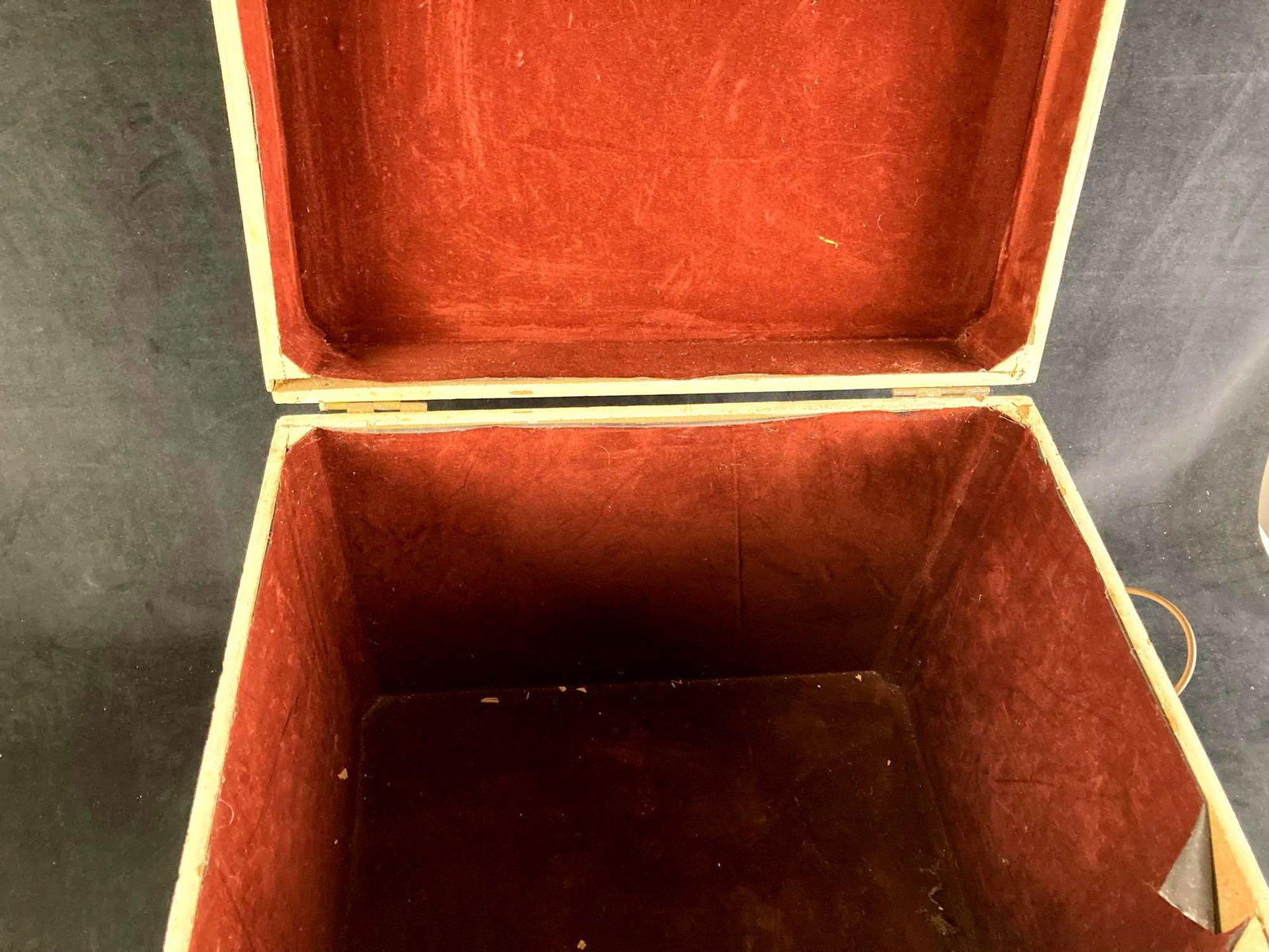 Ames Flower Trunk Red Interior - 3