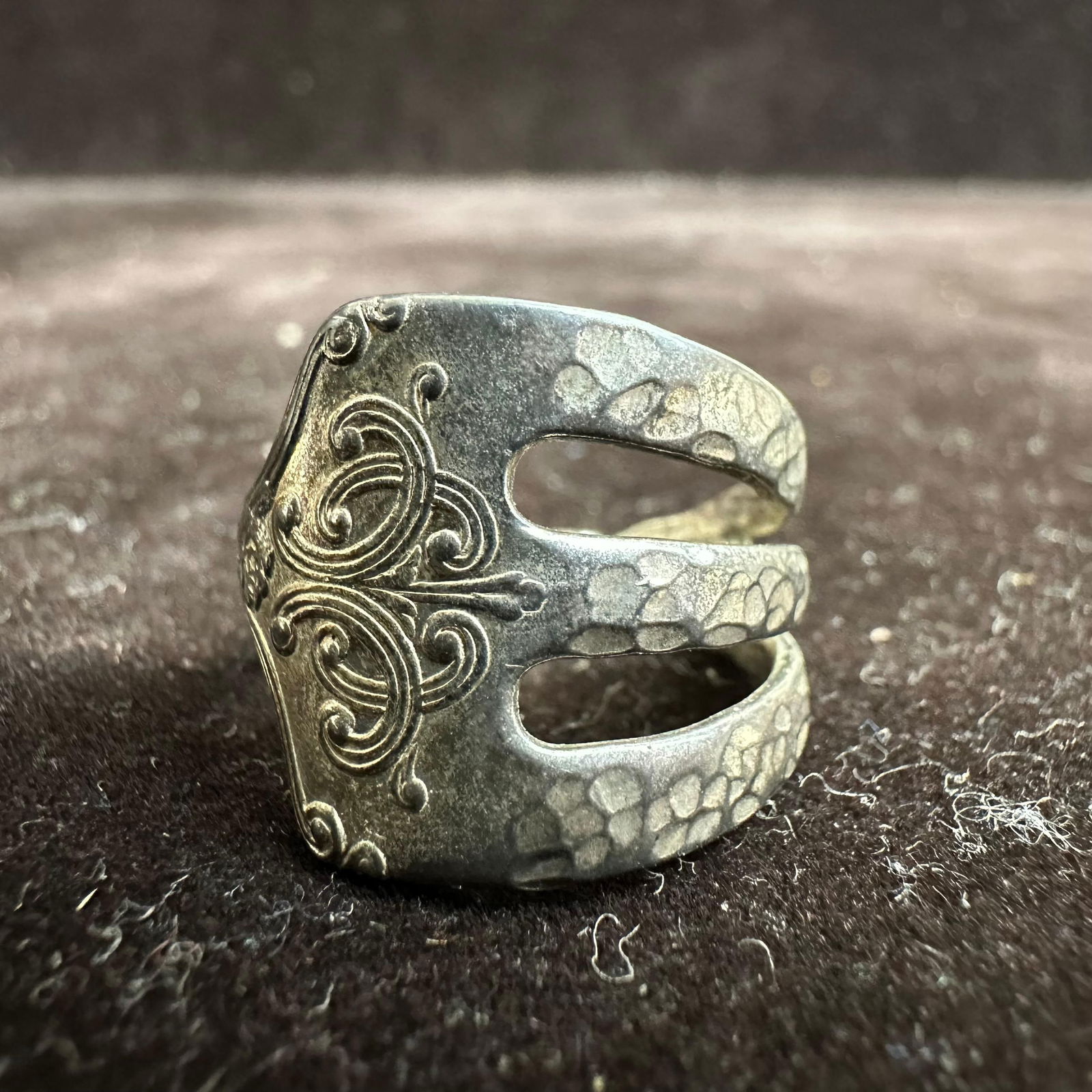 Silver Ring Textured Fork Style Size 7 (1 of 7)