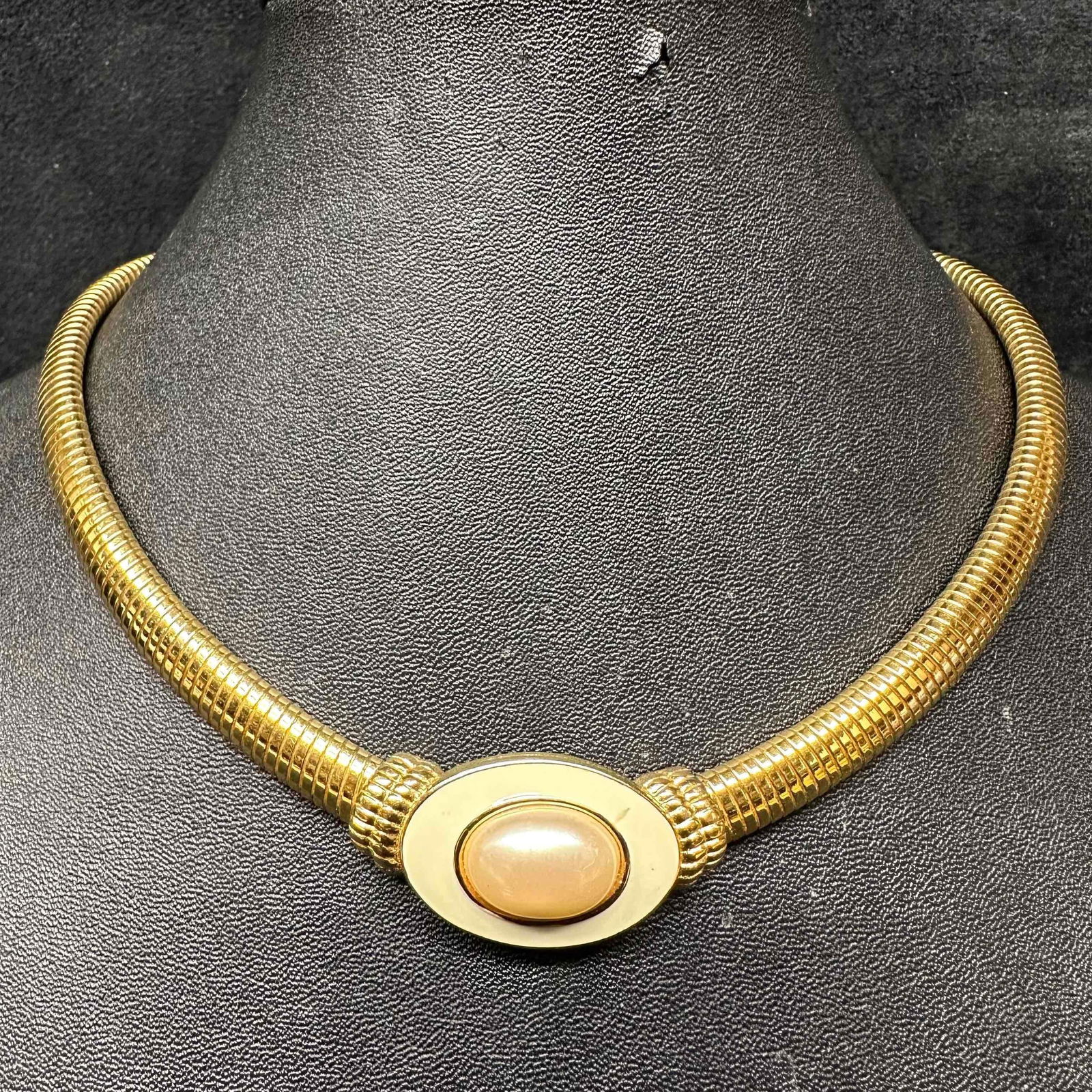 Monet Gold Tone Collar Necklace with Oval Cabochon Centerpiece K11 (1 of 7)