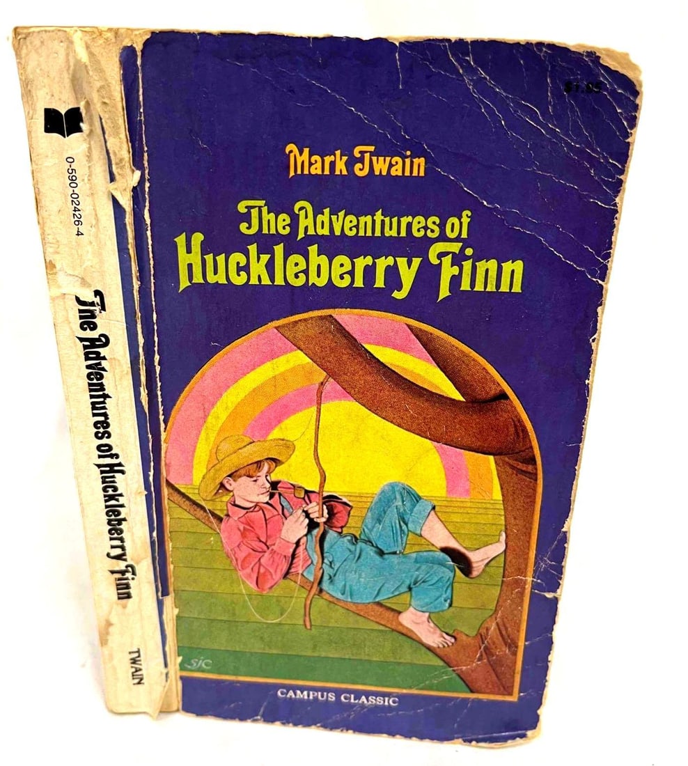 Mark Twain The Adventures Of Huckleberry Finn 1962 Campus Classic: This lot contains Mark Twain The Adventures Of Huckleberry Finn 1962 Campus Classic. It is approx 7" x 4 1/4" and it weighs about 0.4lbs. Overall the book is in good used condition with some ligh