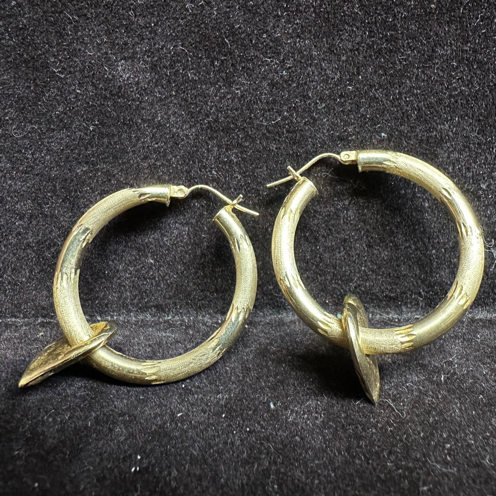 14K Yellow Gold Textured Hoop Earrings with Heart Dangle Accent: This item is in good pre-owned, previously used/displayed condition with noticeable light wear and surface scratches. Please reference all photos for full details. This piece of jewelry has been teste