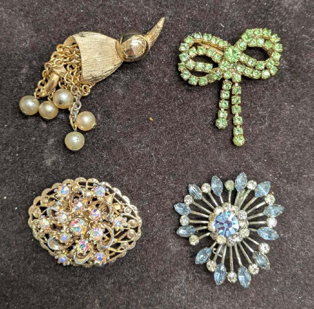 Vintage Unmarked Gold Silver Tone Rhinestones Faux Pearl Brooch Pins: Vintage Unmarked Gold Silver Tone Rhinestones Faux Pearl Brooch Pins. This lot includes: (1) Unmarked Gold Tone Green Rhinestone Ribbon Brooch. This is approx 2" x 1 7/8" x 1/4". (1) Unma