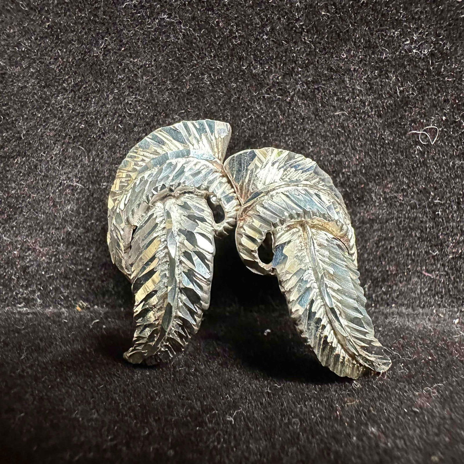 Sterling Silver Double Leaf Feather Style Earrings F47: This item is in good pre-owned, previously used/displayed condition with noticeable light wear, and surface scratches. Please reference all photos for full details. This piece of jewelry has been test