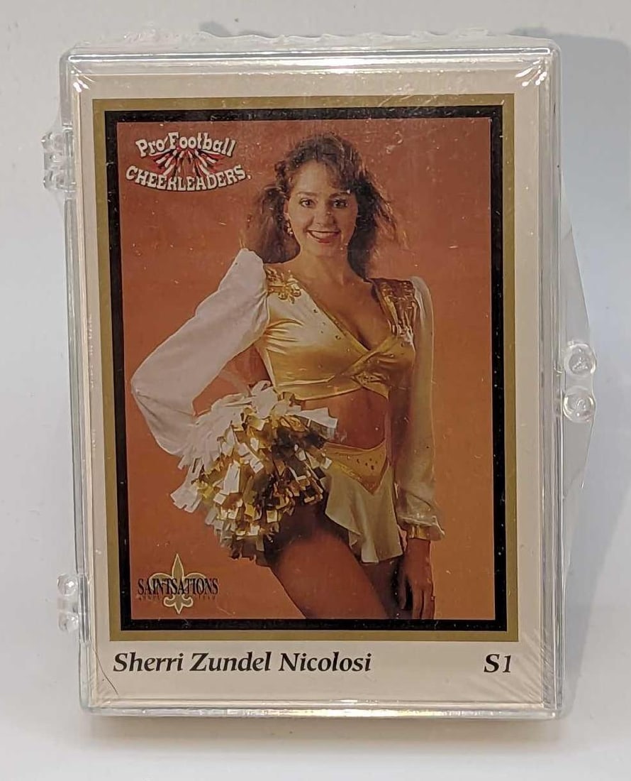 Sealed Sideliners Pro Football Cheerleaders Minnesota Vikings E: Sealed Sideliners Pro Football Cheerleaders Minnesota Vikings E. Is in a sealed plastic case that is approx 3 3/4" x 2 1/2" x 1/4 and it weighs 0.21lb. The plastic wrapper has some light wear.