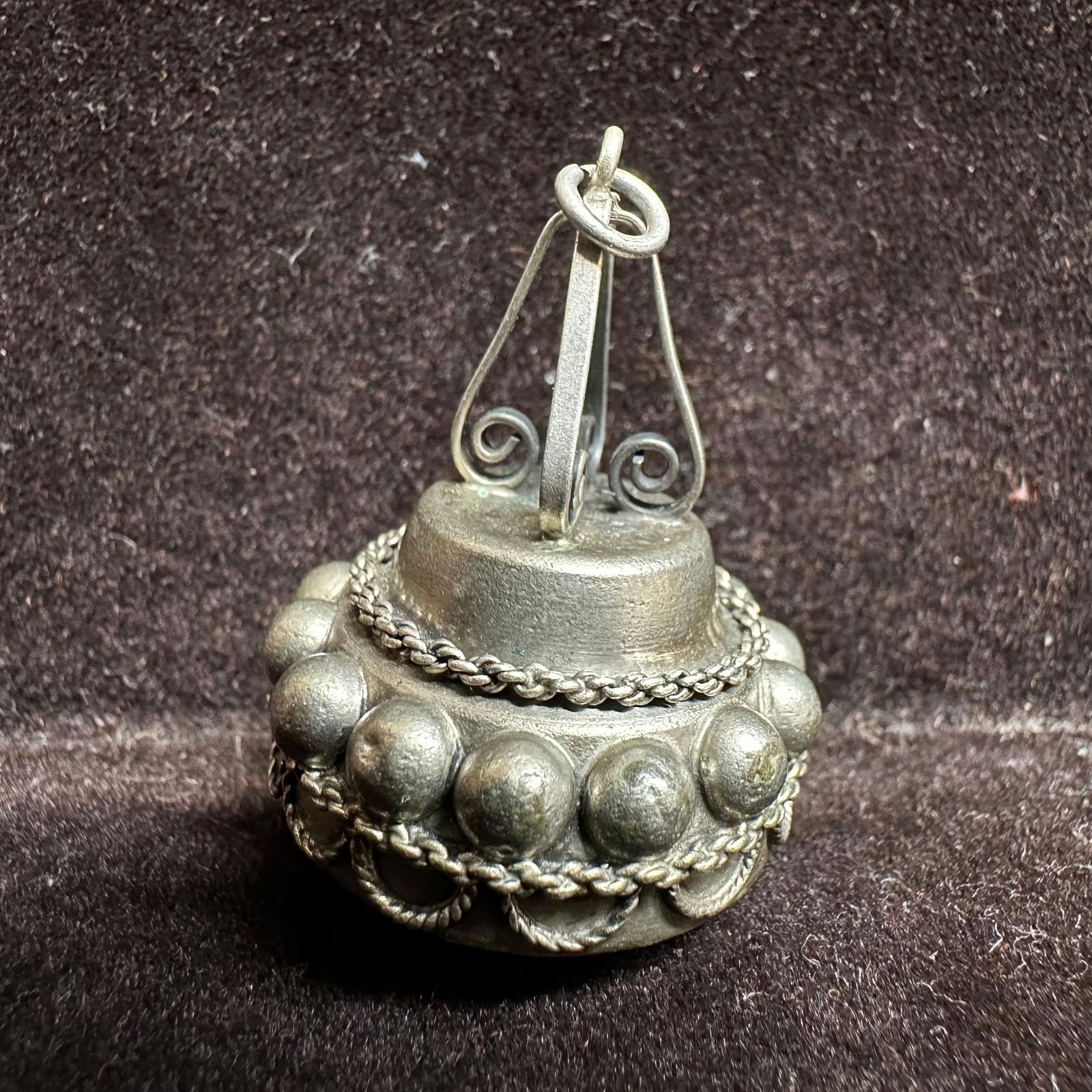 Faceted Blue Glass Setting Ornate Silver Charm R99: This item is in good pre-owned, previously used/displayed condition with noticeable light wear and surface scratches. Please reference all photos for full details. This piece of jewelry has been teste